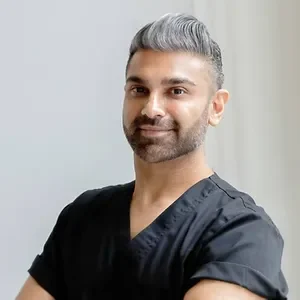 Dr. Rikin Parekh ist ein erfahrener Dermatologe und Experte für ästhetische Medizin, bekannt für seine patientenzentrierten und innovativen Hautbehandlungen.