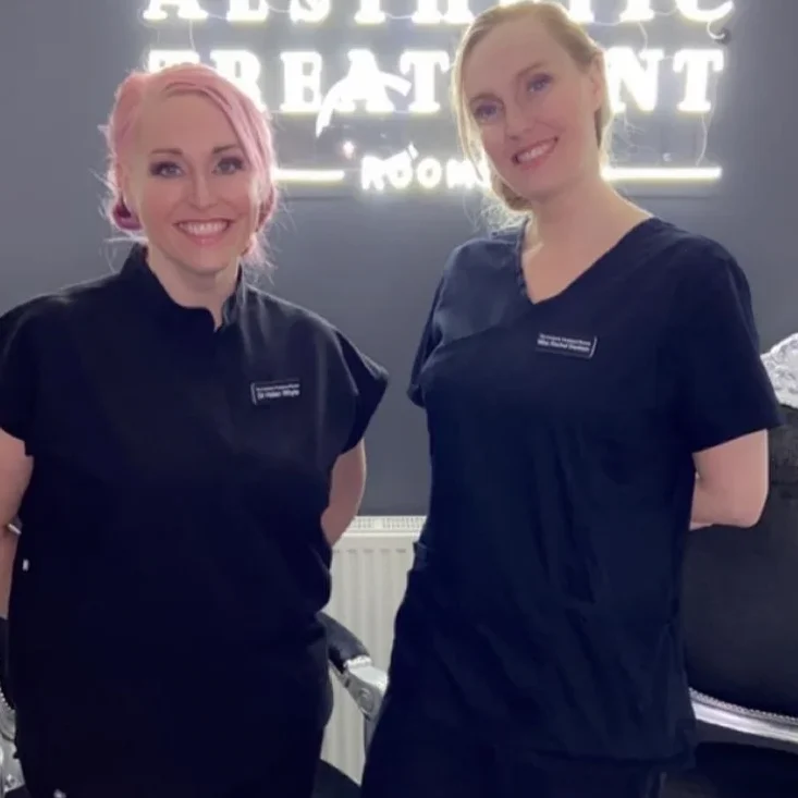 Dr. Helen und Dr. Rachel leiten "The Aesthetic Treatment Rooms", bekannt für sichere, innovative und patientenzentrierte ästhetische Behandlungen.